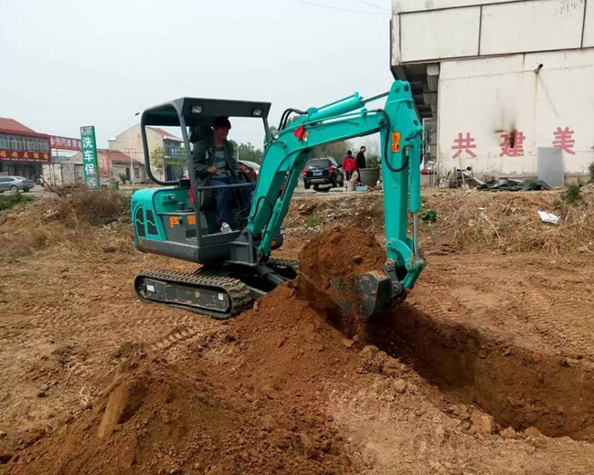 小型挖掘機(jī)操作規(guī)程 小型挖掘機(jī)操作規(guī)程